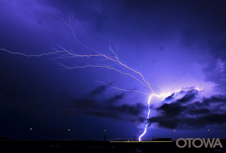 The 20th 雷写真コンテスト受賞作品 Fine Work -Electric light flying in the night sky-